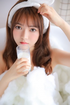 白衣女